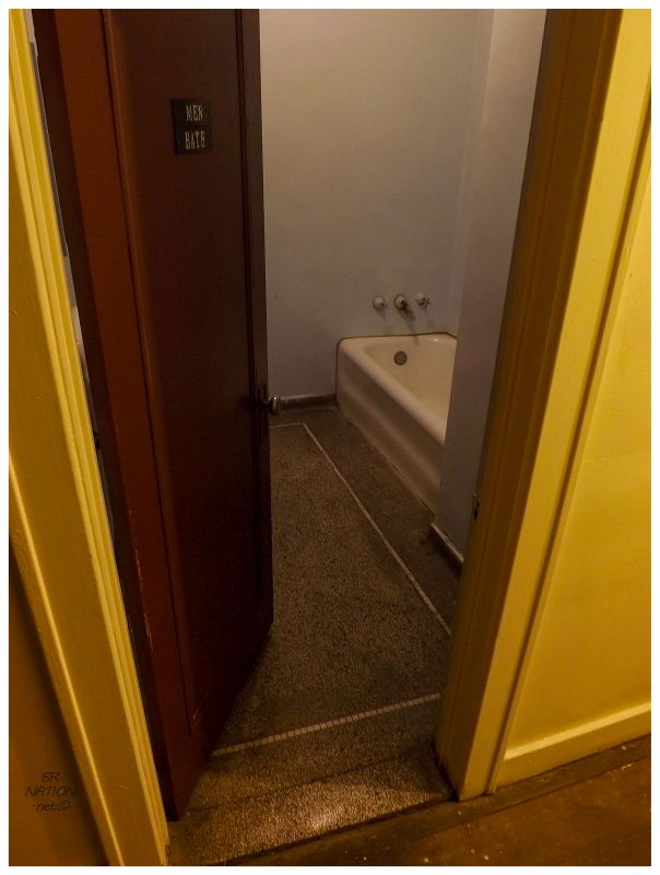 hallway mensbath